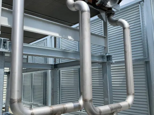 Bâtiments techniques : tuyauterie inox et structure acier